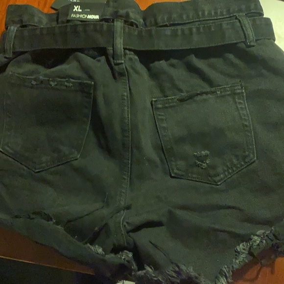 Black shorts with removable belt - Picture 2 of 4